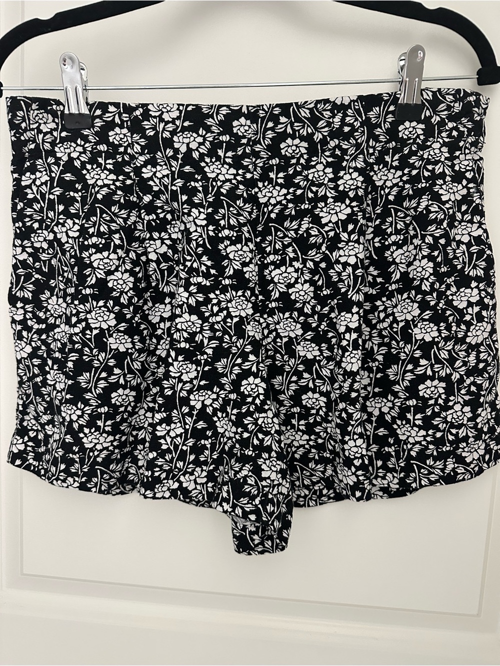LOFT Black and White Floral Pleated Linen Blend Shorts with side pockets